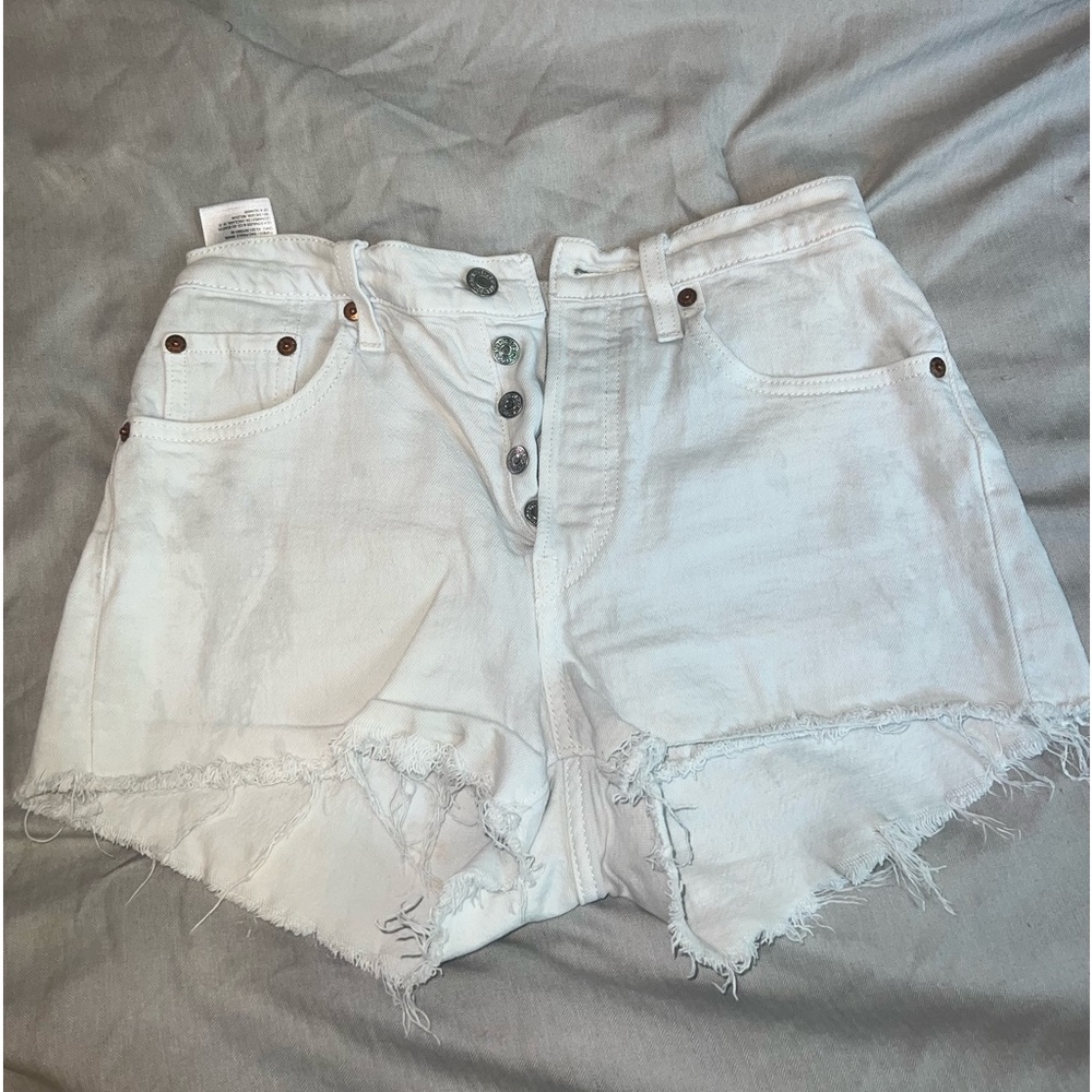501 levi shorts-white